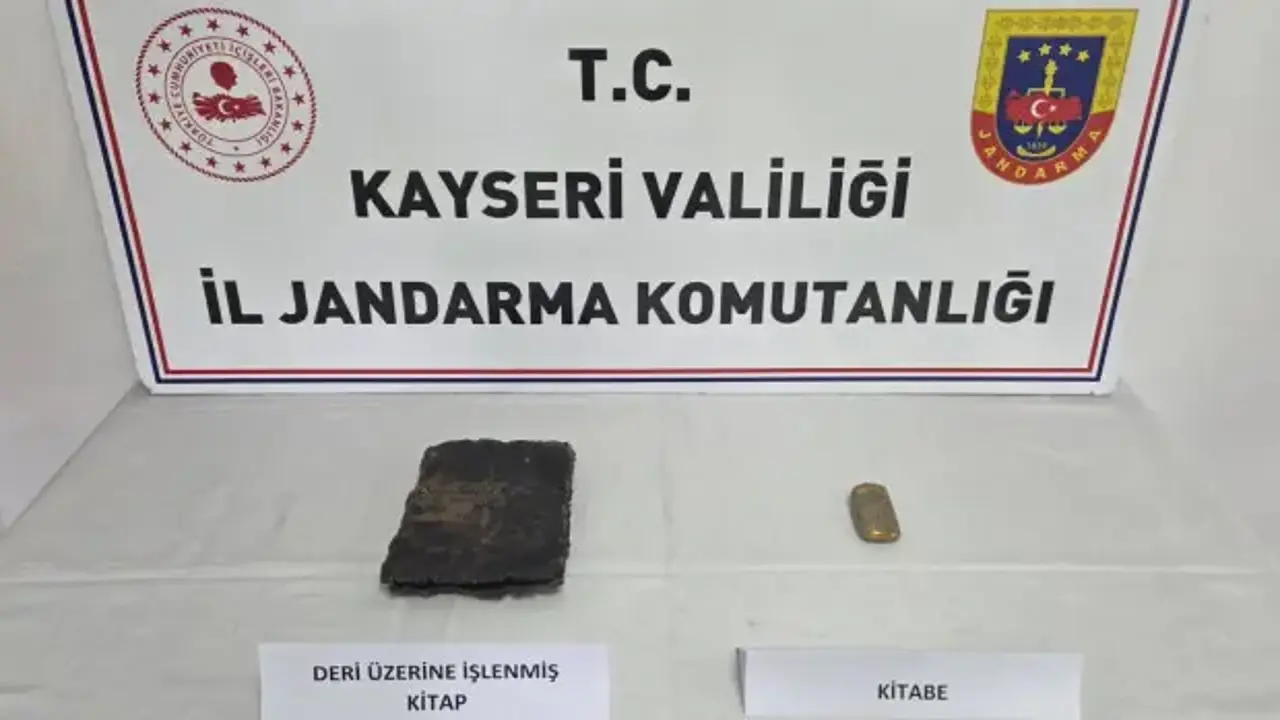 Kayseri’de tarihi eser operasyonu: Deri üzerine işlenmiş el yazması kitap ele geçirildi!