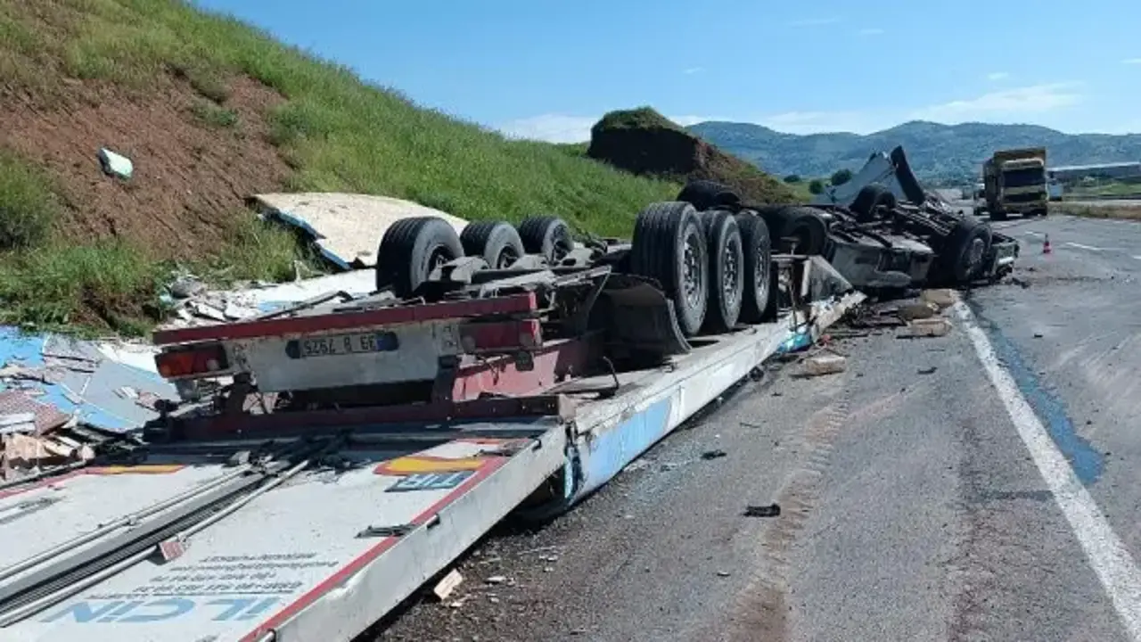Kaza yapan tır ortalığı savaş alanına çevirdi