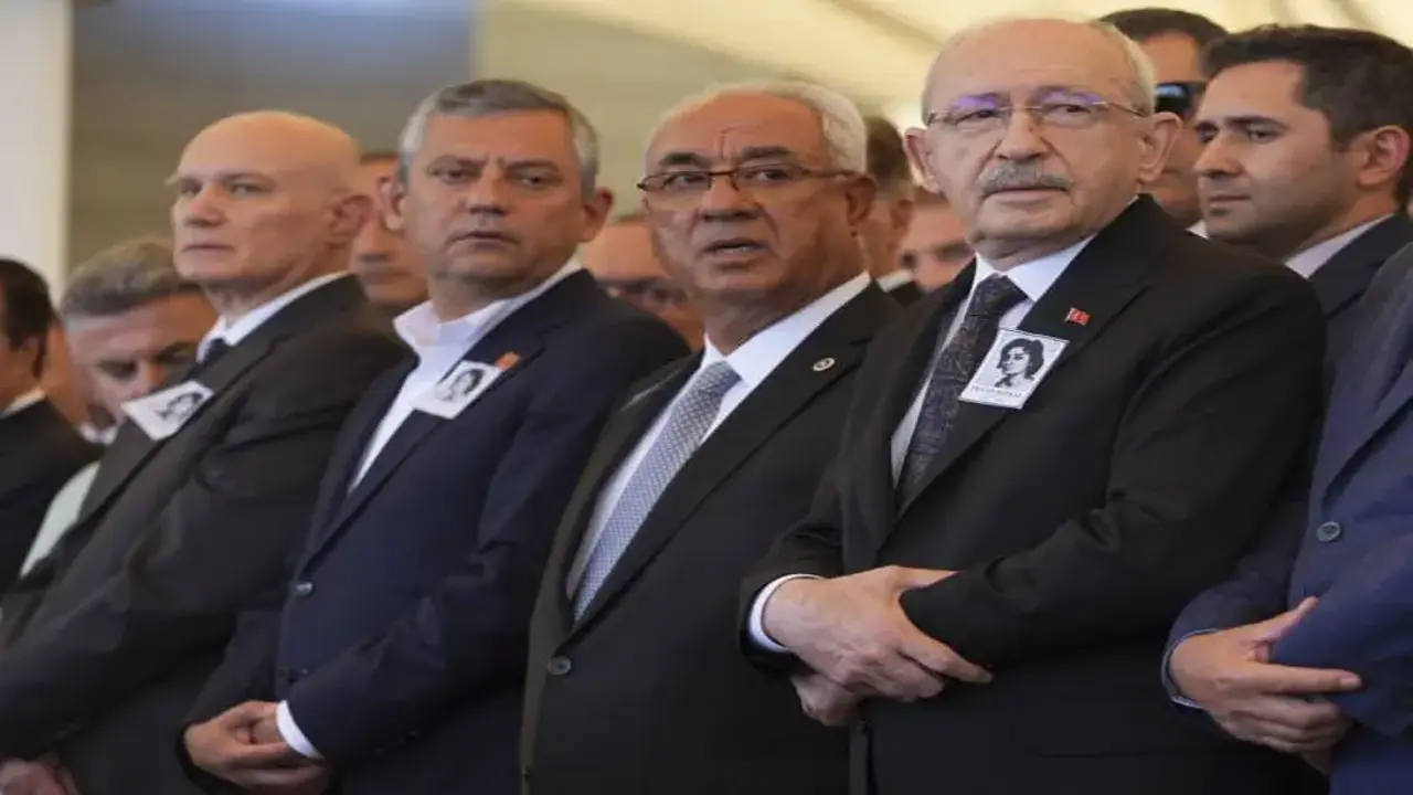 Kılıçdaroğlu ile Özgür Özel'in katıldığı cenazede şok detay! Çelenkler törene damga vurdu