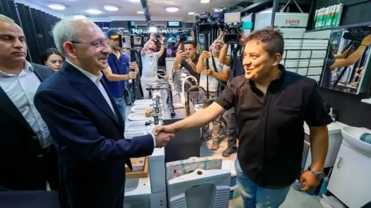 Kılıçdaroğlu, Özgür Özel veda konuşmasını yaparken esnafı ziyaret etti
