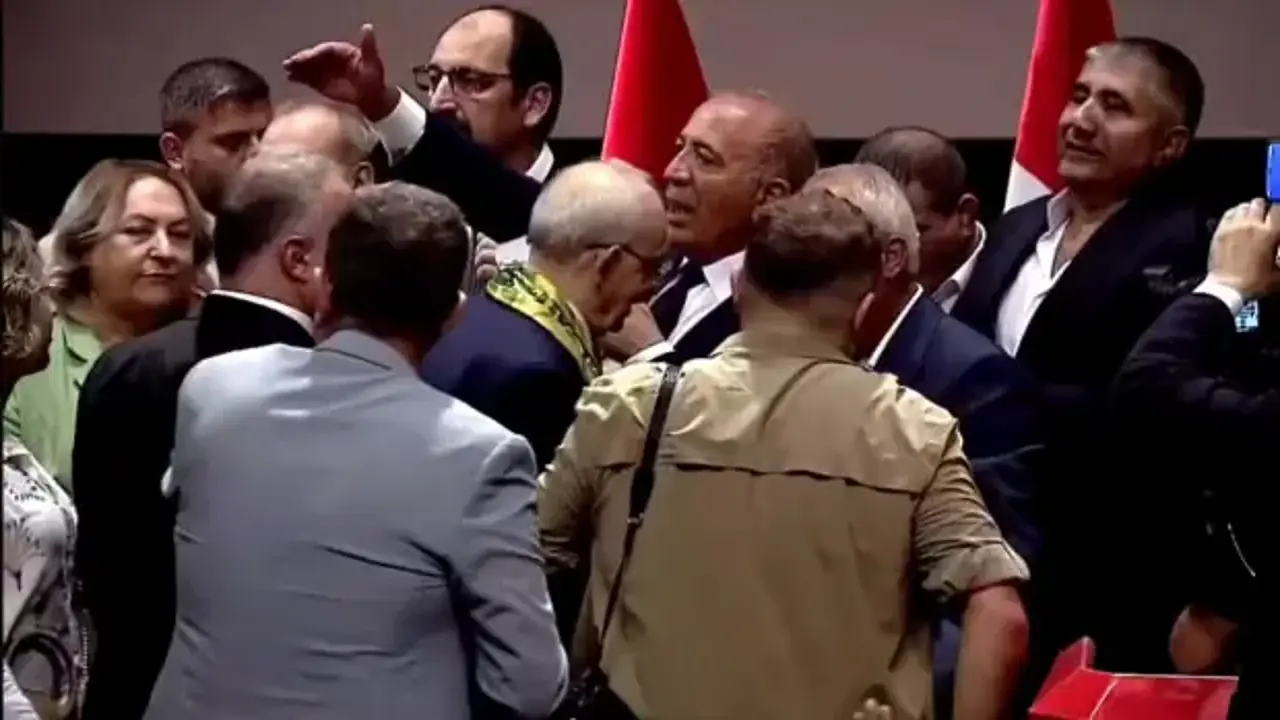 Kılıçdaroğlu rozet takarken sahneye çıkıp önüne gelene fırça attı: Lan, tövbe Ya Rabbi...