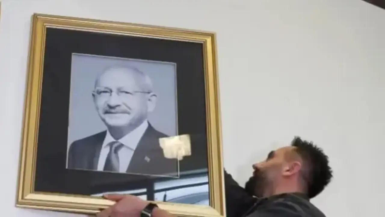 Kılıçdaroğlu ve Özel'in fotoğrafları CHP Genel Merkezi'ne yeniden asıldı