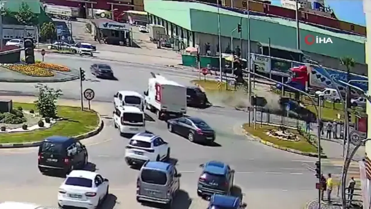 Kırmızı ışık ihlali kazayı getirdi: Yaralılar var