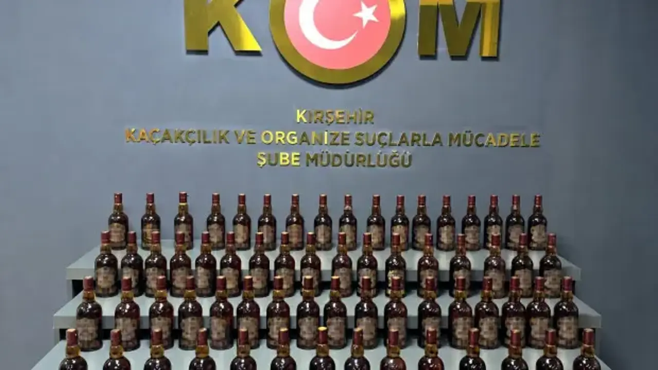 Kırşehir'de urdurulan araçtan onlarca şişe gümrük kaçağı içki çıktı!