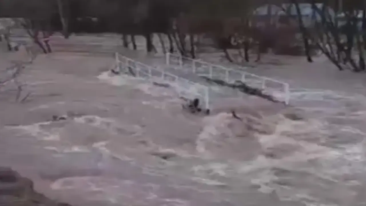 Kızılırmak taştı, köyde ev ve ahırları su bastı