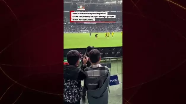 Kocaelisporlu minik taraftarın cep telefonunu gören Serdar Dursun'dan gönülleri kazanan hareket