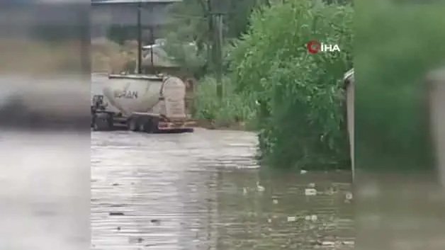 Kocaeli'yi sağanak vurdu: Araçlar mahsur kaldı