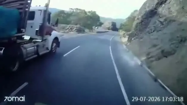 Kolombiya'da freni patlayan tırı kendi aracıyla durduran şoför faciayı önledi