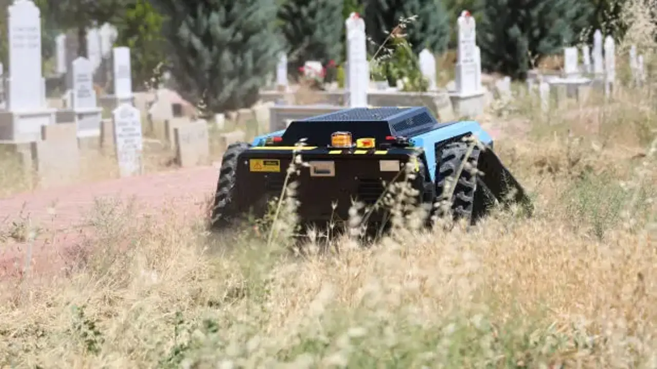Konya Büyükşehir, mezarlarda robot kullanmaya başladı