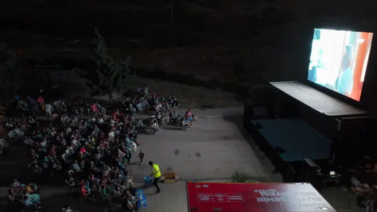 Konya Büyükşehir'in Sinema Günleri merkez dışındaki ilçelerde yaz akşamlarına renk katıyor