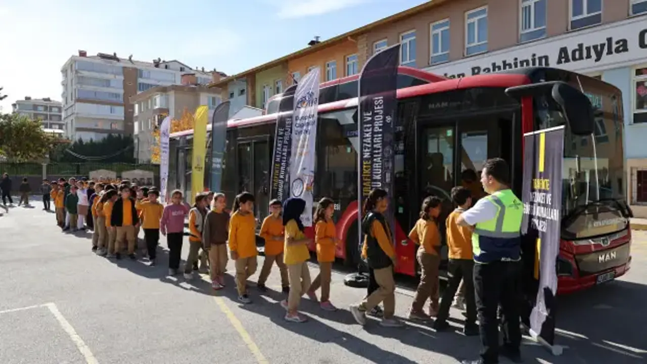 Konya'da 2 bin 220 öğrenciye trafikte nezaket eğitimi! Nezaket Otobüsü yollarda