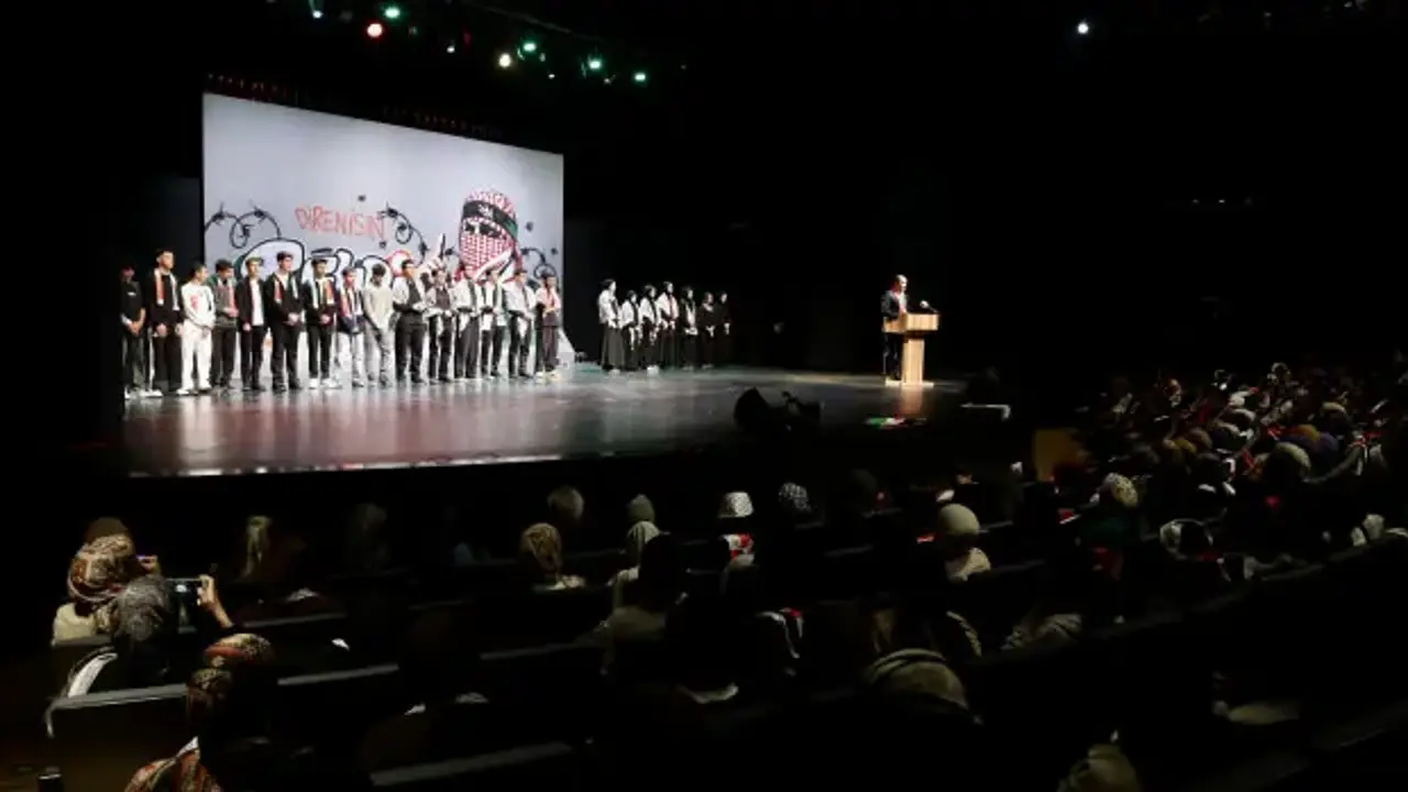 Konya'da Gazze için duygusal gece! Öğrenciler şiirlerle direnişi anlattı