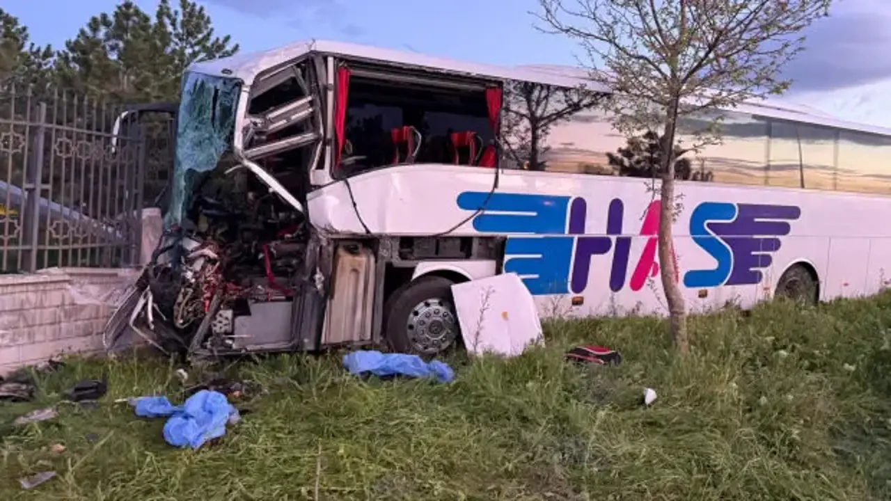 Konya'da yolcu otobüsü, TIR'a çarptı: 1 ölü, 8 yaralı