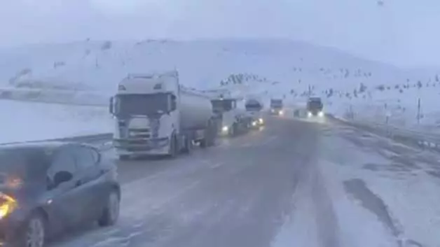 Kop Dağı Geçidi’nde kar ve tipi ulaşımı aksattı