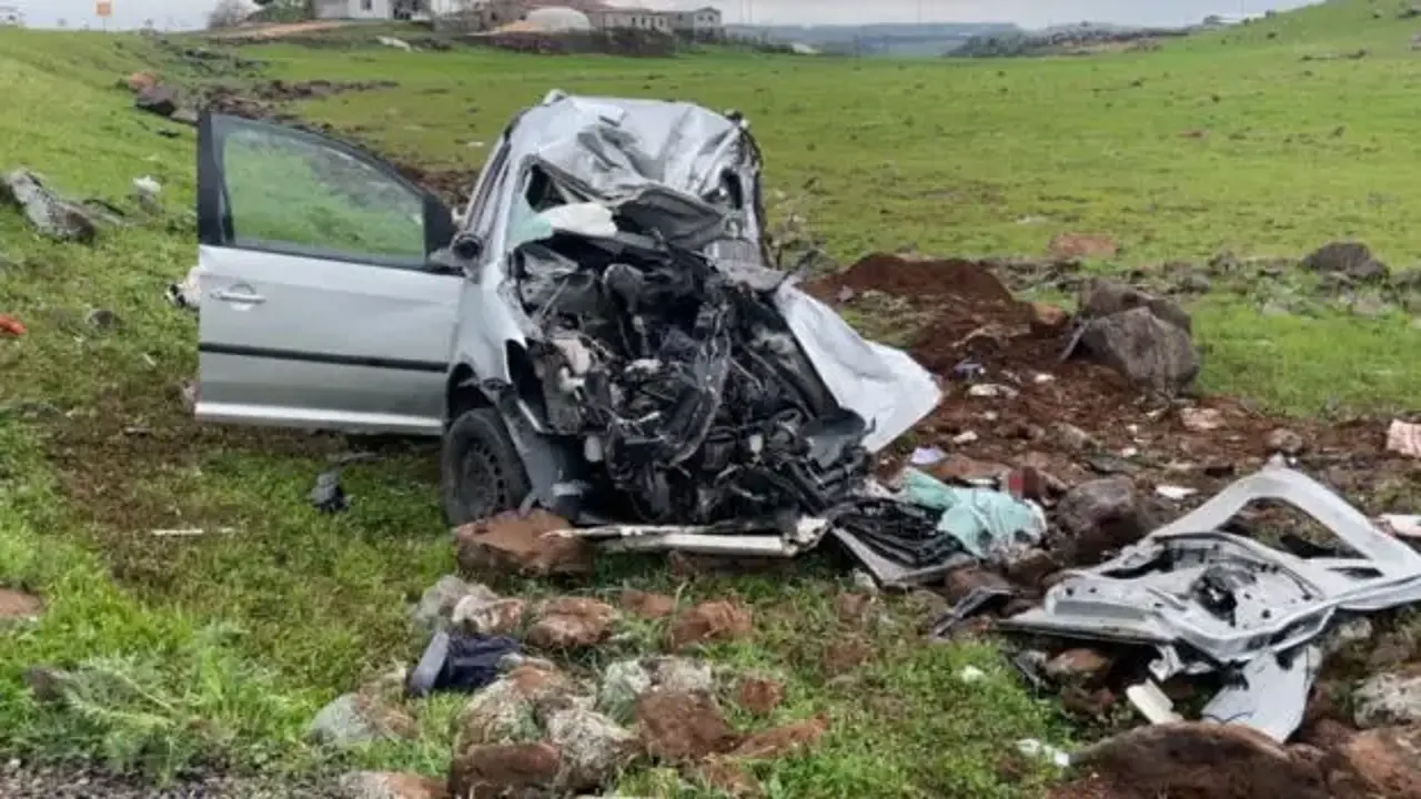 Korkunç kaza: Tır ile hafif ticaret aracı çarpıştı: 2 ölü, 1 yaralı