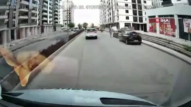 Korna çalınca çılgına döndü: Yol kesen kadın sürücü kamerada