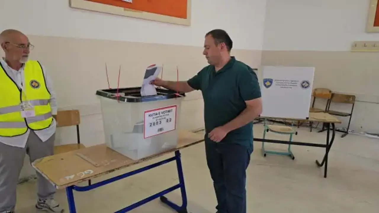 Kosova'da seçim günü: 18 ayda 3. kez sandıklar kuruldu