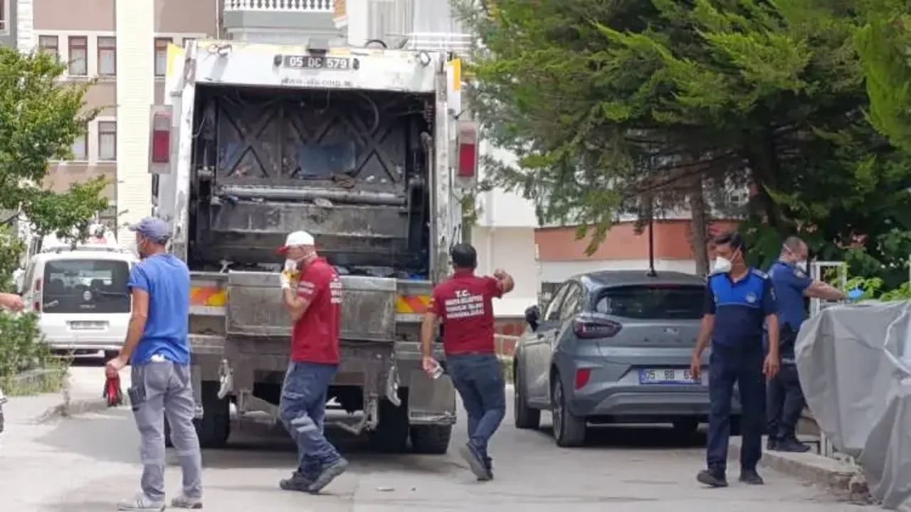Kötü koku harekete geçirdi: Evden çıkanlar şoke etti! Tam 1 ton...