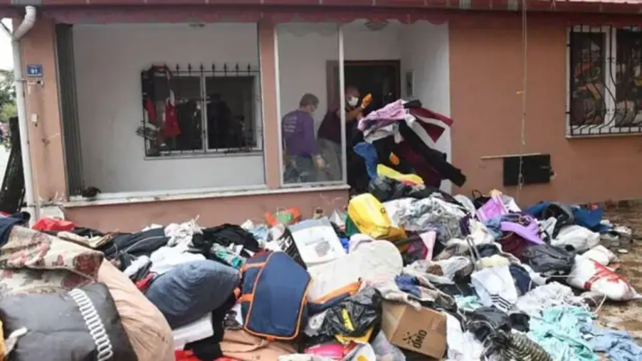 Kötü koku ihbarı yapılan evden 20 kamyon çöp çıktı