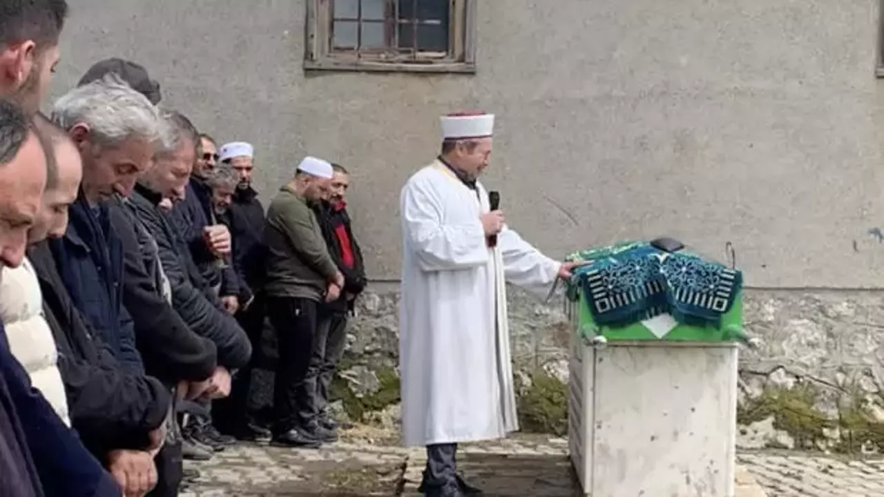 Köyün neşesiydi! İmam ayakta durmakta güçlük çekti