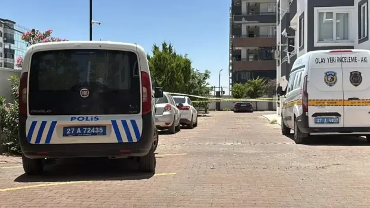 Kucağında çocuğuyla sekizinci kattan atladı