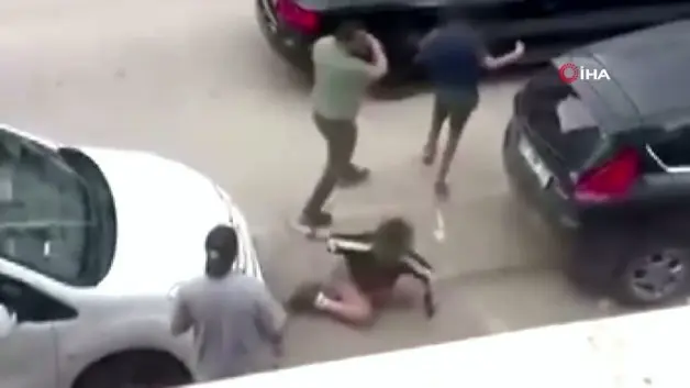 Küçük çocuğun annesine saldıran babasına tepkisi viral oldu