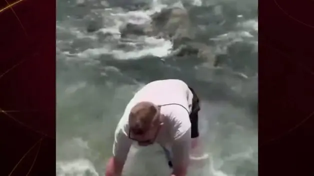 Küçük kız akıntıya kapıldı: Rus turist kızı işte böyle kurtardı