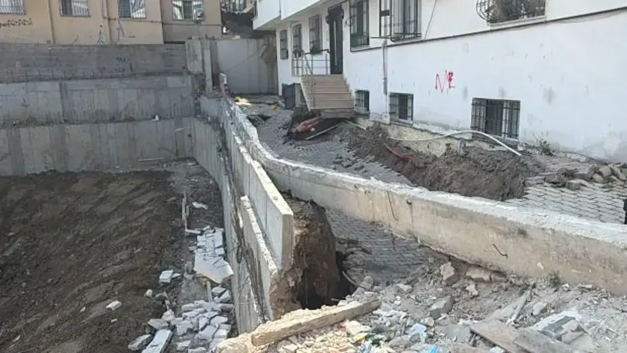 Küçükçekmece'de 5 katlı binanın giriş katı çöktü! 29 kişi tahliye edildi