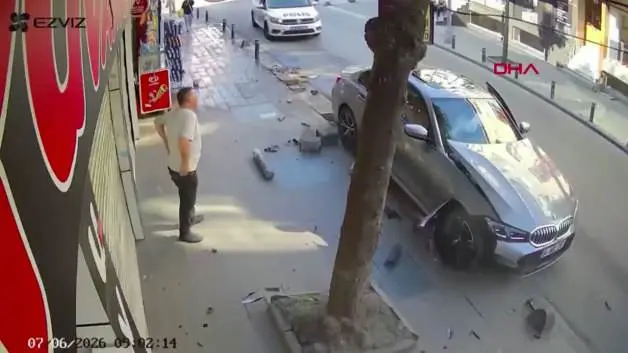 Küçükçekmece'de çarptığı yaya 2 metre havaya uçtu; yaralıya değil, hasara baktı