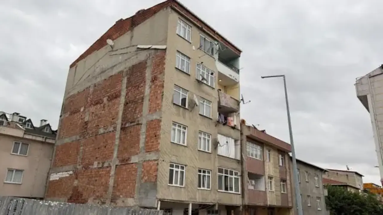 Küçükcekmece'de çatlama sesleri gelen 7 katlı bina tahliye edildi