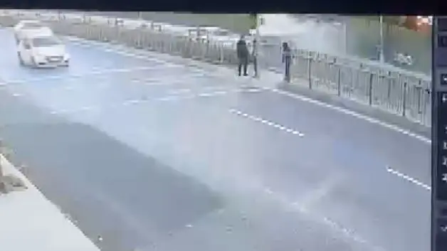 Küçükçekmece’de kahreden kaza kamerada! Durakta bekleyen mühendis hayatını kaybetti