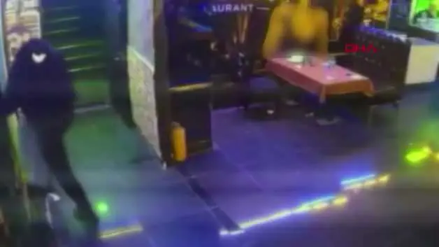 Küçükçekmece'de müzikholde kanlı gece: Müdahale eden polis dahil 2 kişi hayatını kaybetti