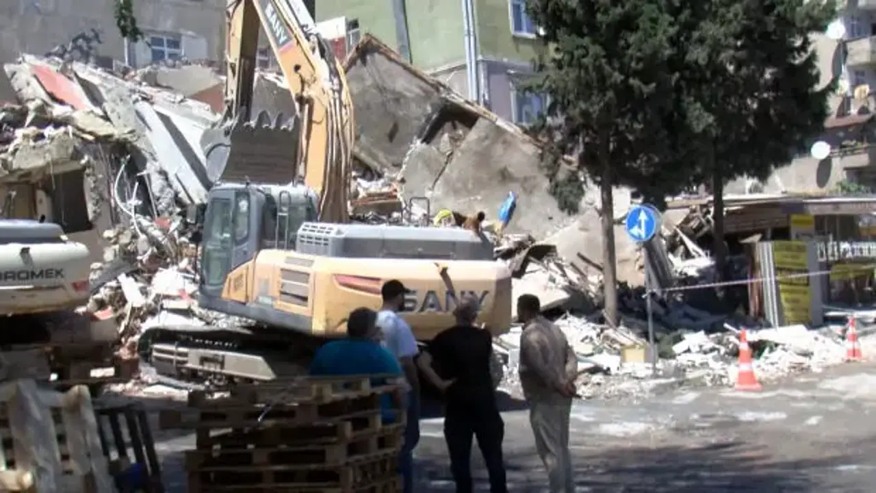 Küçükçekmece'de yıkımı yapılan bina çöktü: Çok sayıda ekip bölgede!