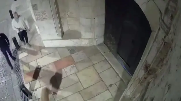 Kudüs de kutsal mekanda tepki çeken davranış: Kameraya küstah hareket!