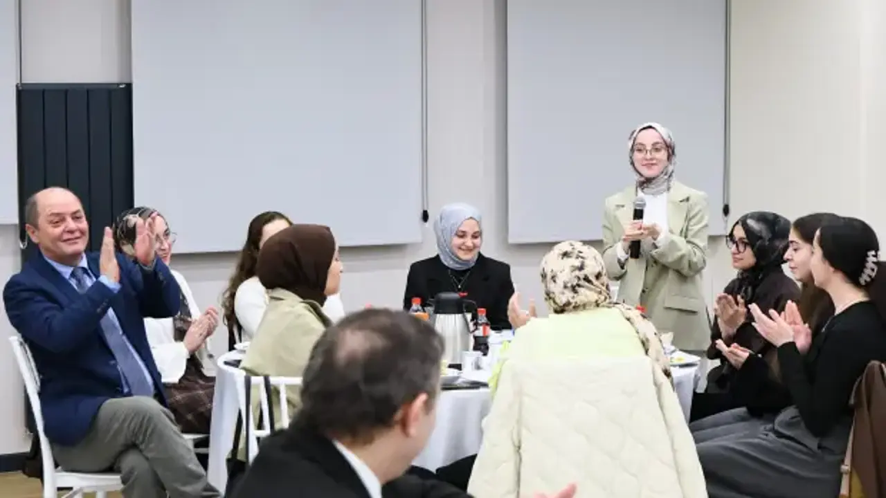 Kumrulu gençler İstanbul'da gönül sofrasında buluştu