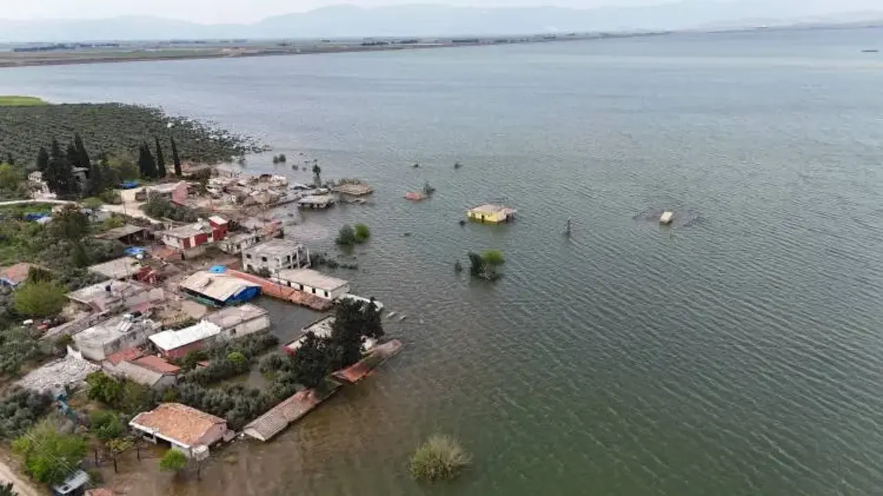 Kuraklıktan sular altına: Hatay'da aşırı yağışlar iki köyü yuttu