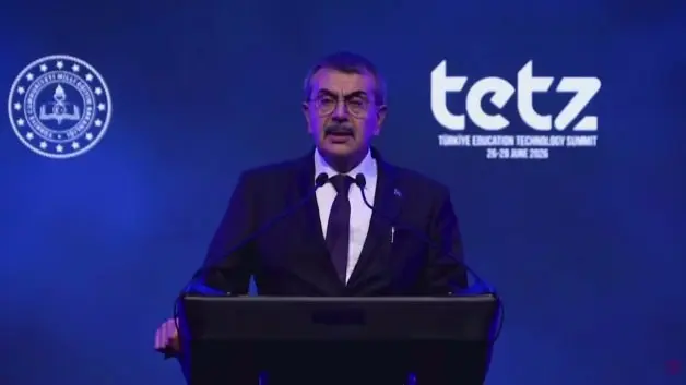 Kürsüde boğazı kuruyan Bakan Tekin verilen suyu oturarak içti