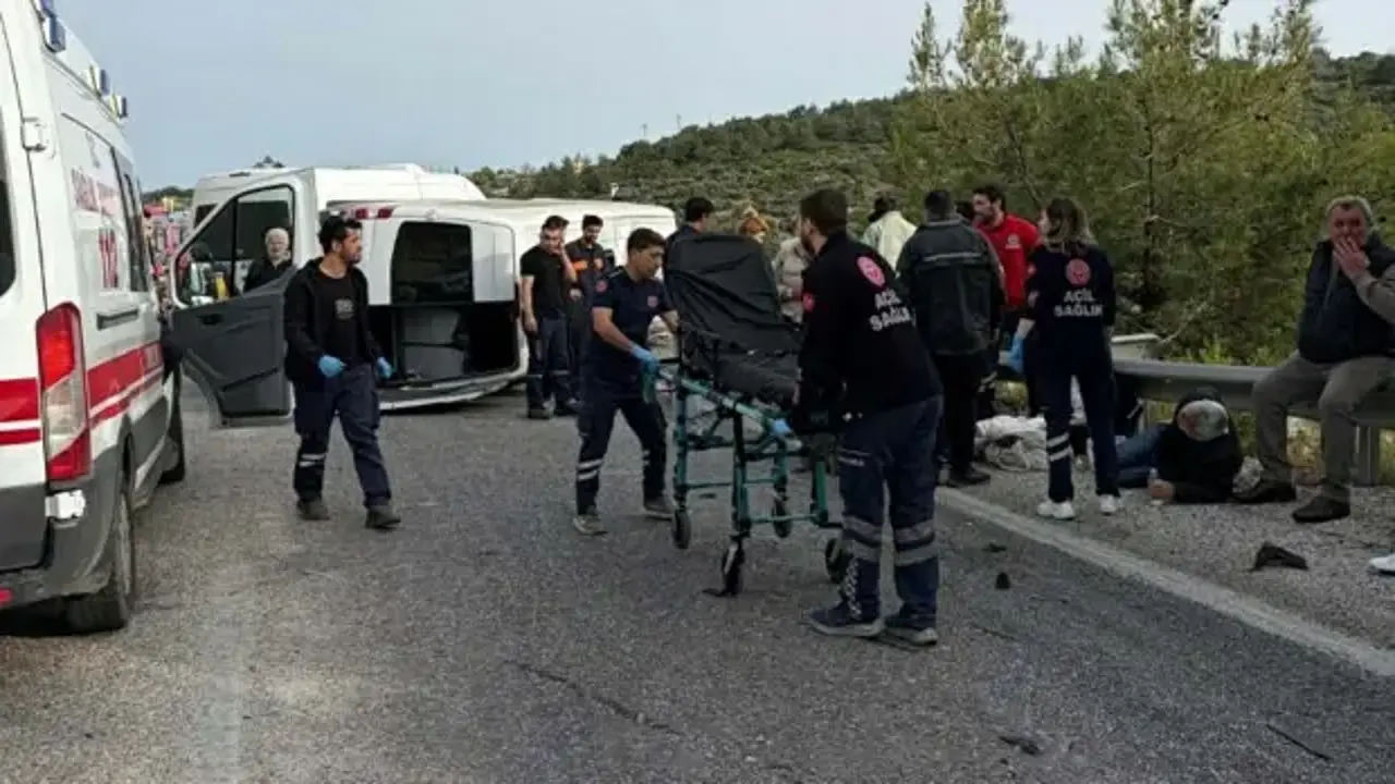 Kuşadası'nda otomobil ile minibüs çarpıştı: 12 yaralı