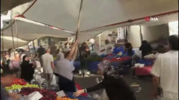 Kuvvetli rüzgarda pazarcı branda direğini bırakmadı, metrelerce havaya yükseldi