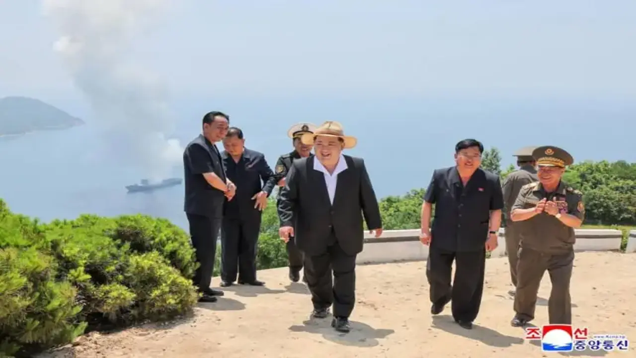 Kuzey Kore'nin yeni savaş gemisinde kritik test! Kim yerinde izledi