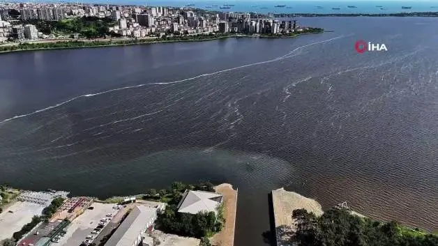 Lağım suları Küçükçekmece Gölü'nü yuttu: Kahverengiye döndü