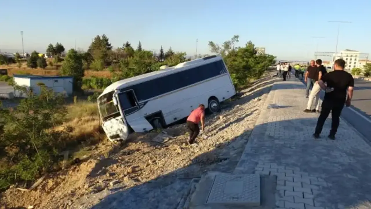 Lastiği patlayan servis aracı şarampole devrildi: 5 yaralı