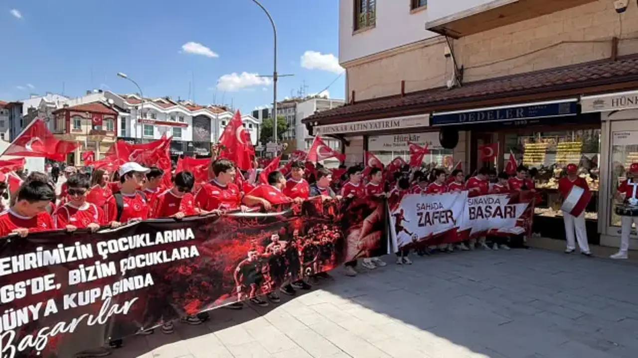 LGS adayları ve Millilere anlamlı destek: Konya’da “Zafer” yürüyüşü