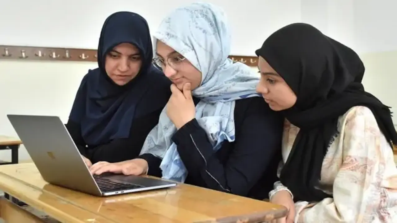 LGS sınavında 500 tam puan alan Meryem'in hedefi Kartal Anadolu İmam Hatip Lisesi