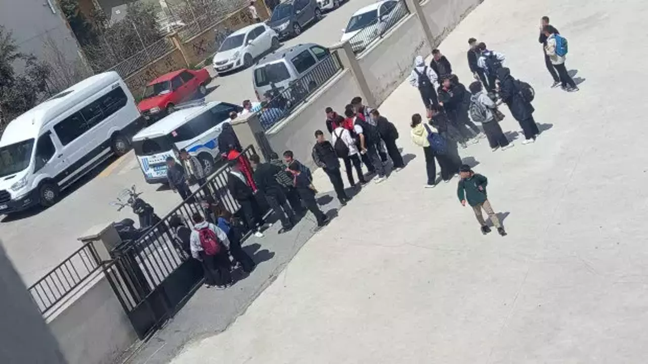 Lise önünde silahlı saldırı: Öğrenciye kurusıkı ile ateş açıldı
