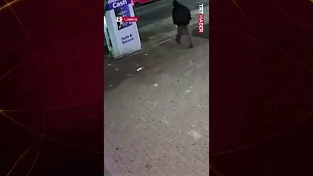 Londra'da film gibi soygun: ATM'yi çekiçle parçalayıp arabayla yerinden söktüler