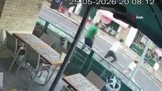 Londra'da Türk vatandaş motosikletin önüne atlayarak kız çocuğunu kurtardı