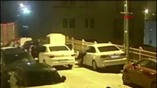 Lüks araçlardan “hayalet ekran” çalan 2 kişi yakalandı