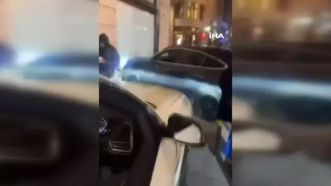 Lüks otomobil yayaların arasına daldı: Sosyal medya ünlüsü ağır yaralandı