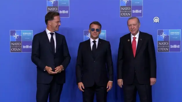 Macron’un mavi gözlük gizemi: Dünyanın konuştuğu tercihin sırrı ne?
